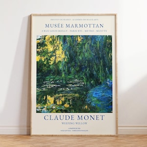 Puede incluir: Una impresión artística enmarcada de la pintura "Weeping Willow" de Claude Monet. La obra representa un sereno paisaje acuático con sauces llorones, reflejados en el agua. La impresión incluye el nombre del museo y del artista en texto azul marino.