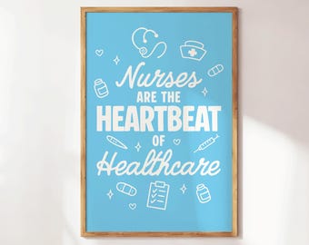 Könnte beinhalten: Gerahmtes Poster mit hellblauem Hintergrund und weißem Text, der lautet: "Nurses are the Heartbeat of Healthcare". Das Poster enthält medizinische Illustrationen wie ein Stethoskop, eine Pille und eine Spritze. Der Rahmen ist aus Holz.