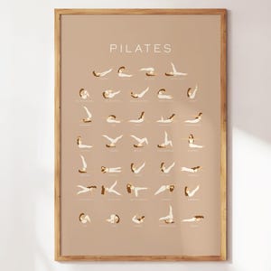 Peut inclure: Une affiche encadrée de Pilates avec un fond beige et un cadre en bois. L'affiche présente des illustrations de diverses poses de Pilates en blanc. Le mot "PILATES" est imprimé en blanc en haut de l'affiche.