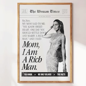 Może przedstawiać: Oprawiona czarno-biała grafika ze strony gazety zatytułowanej "The Woman Times". Nagłówek brzmi "Hot News". Grafika przedstawia kobietę w błyszczącej sukni i tekst "Mom, I Am A Rich Man."