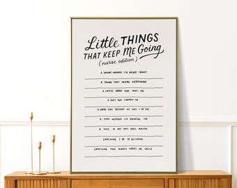 Könnte beinhalten: Ein gerahmter weißer Druck mit schwarzem Text, der lautet: "Little Things That Keep Me Going (nurse edition)". Der Druck listet Dinge auf, die Freude bereiten, wie ein Telefonmoment, eine Kaffee bestellung und ein Teammitglied. Der Rahmen ist goldfarben.