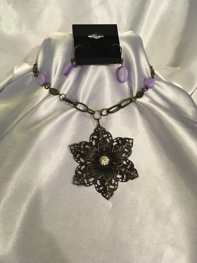 Flower necklace with purple shells earrings
