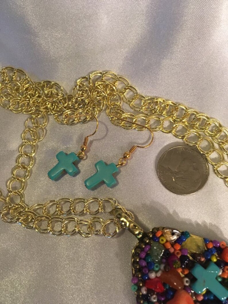 Colorful gold nugget pendant with earrings
