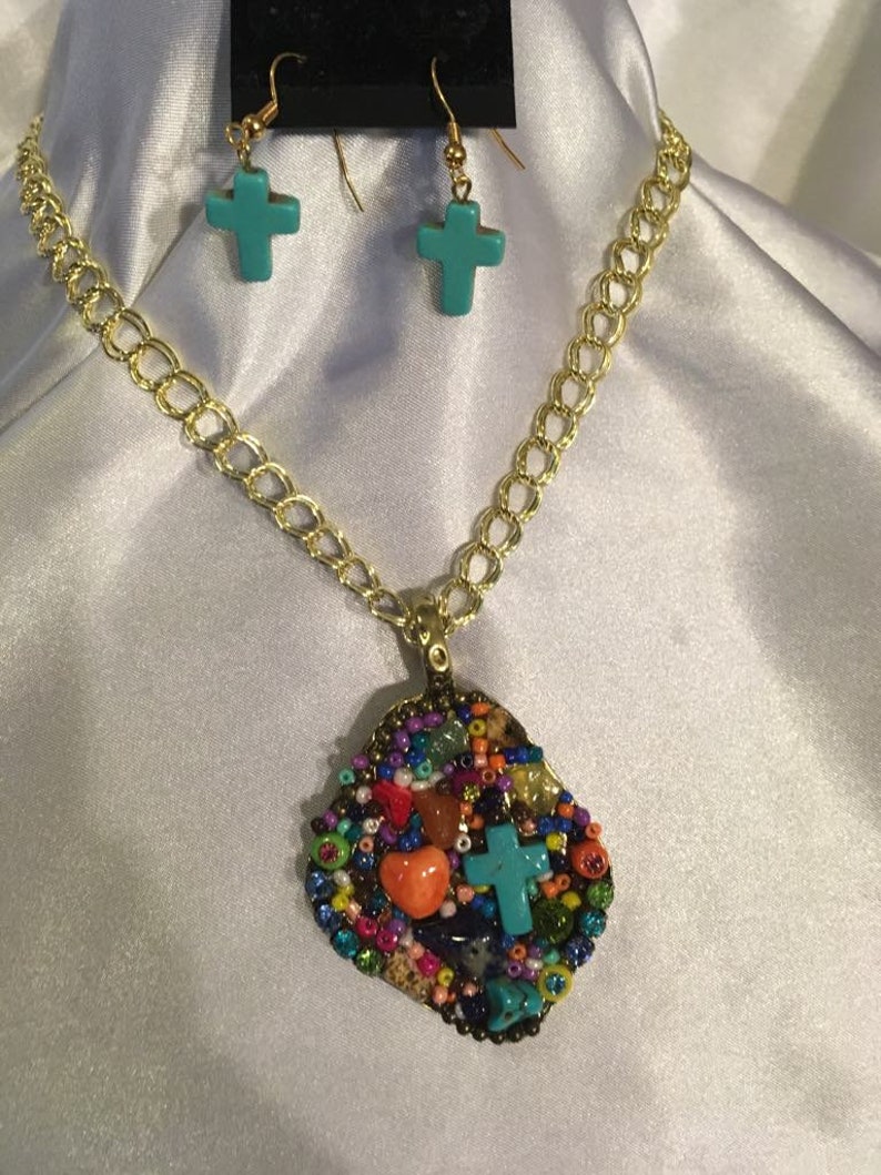 Colorful gold nugget pendant with earrings