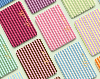 Bunte Streifen-iPad-Hülle mit Stifthalter und personalisiertem Namen für iPad Pro 2026/2025, Air 7/6/11/13, Mini 7/6 und iPad (11. und 10. Generation).