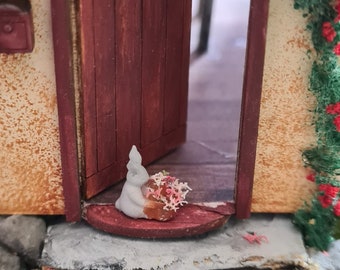 Dollhouse Miniature Bunny Planter, 1/48 scale