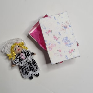Muñeca en miniatura para casa de muñecas