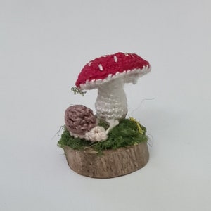 Seta y caracol a ganchillo en miniatura