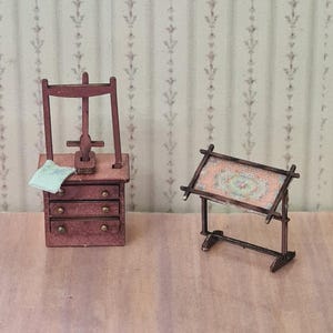 Puede incluir: Juego de habitación de manualidades de madera en miniatura con una cómoda pequeña con prensa, un paño pequeño y un marco de punto de cruz. El juego está pintado de color marrón rojizo, con un fondo de papel pintado floral.