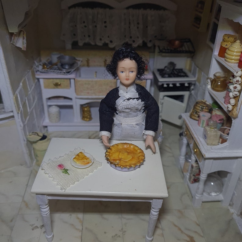 Dollhouse Miniature Apple Pie , 1/2 scale image 2