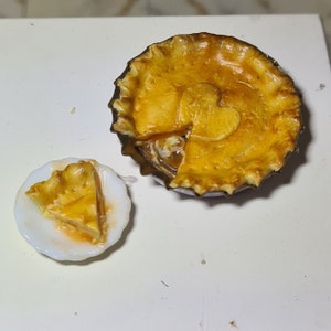 Dollhouse Miniature Apple Pie , 1/2 scale image 1