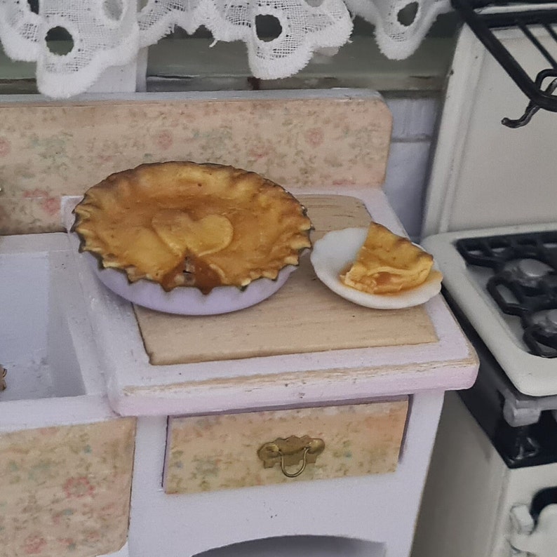Dollhouse Miniature Apple Pie , 1/2 scale image 3