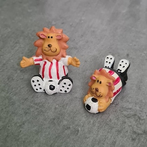 Figuras de leones futbolistas