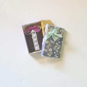 Blusa en caja victoriana para casa de muñecas, escala 1/12