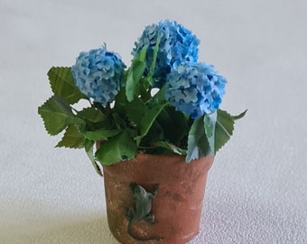 Dollhouse Miniature Hydrangea Pot with lizard, 1/12 scale