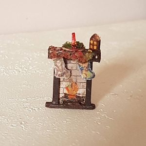 Chimenea en miniatura para casa de muñecas adornada de Navidad , escala 1/48