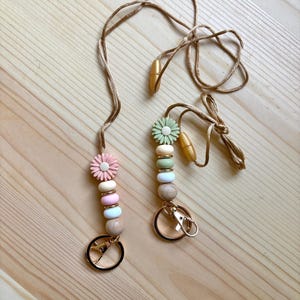 Daisy Lanyard, Teacher Gift, Teacher Lanyard, Flower Lanyard, Boho Lanyard, Badge Holder, ID Holder, Vintage Lanyard, Beaded Lanyard