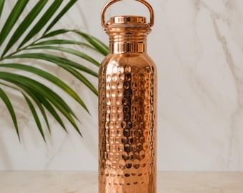 Vattenflaska i ren koppar 950 ml | Hamrad öglekork | Bärhandtag | Designad i Norge | Ayurvedisk Tamra Jal