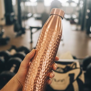 Vattenflaska i ren koppar 1000 ml | Handhamrad | Designad i Norge | Antibakteriell och ayurvedisk bild 11