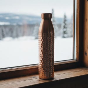 Vattenflaska i ren koppar 1000 ml | Handhamrad | Designad i Norge | Antibakteriell och ayurvedisk bild 10