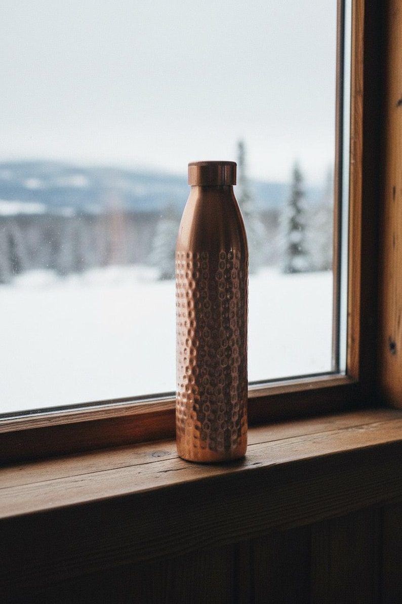 Vattenflaska i ren koppar 1000 ml | Handhamrad | Designad i Norge | Antibakteriell och ayurvedisk bild 10