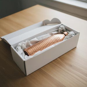 Vattenflaska i ren koppar 1000 ml | Handhamrad | Designad i Norge | Antibakteriell och ayurvedisk bild 13