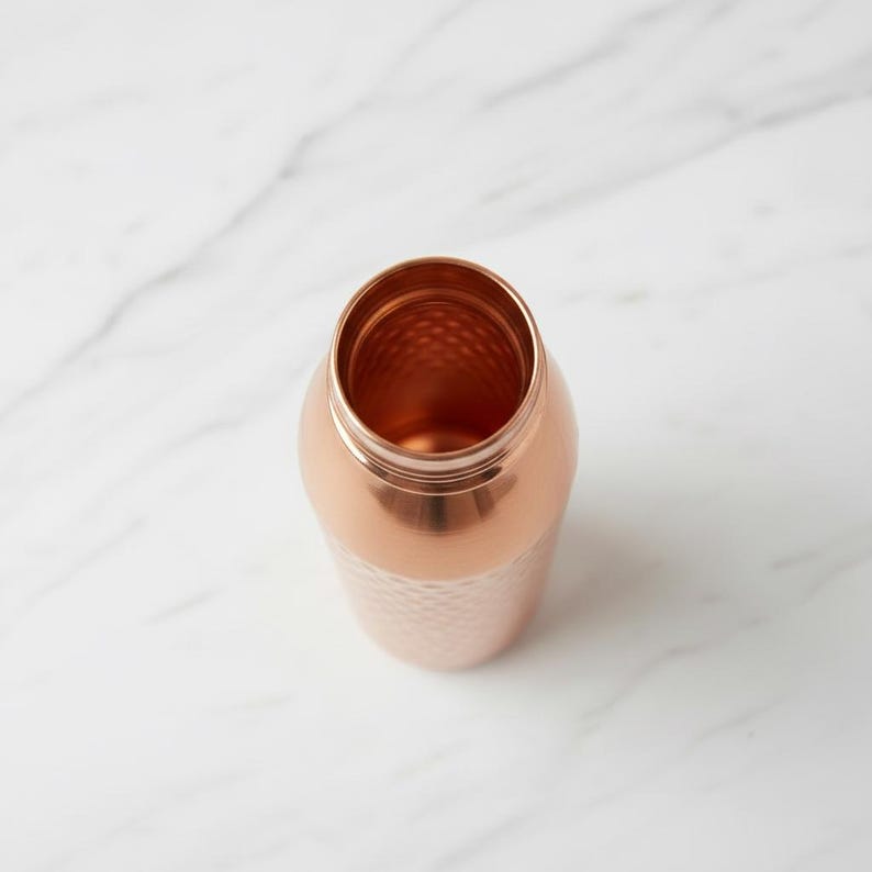 Vattenflaska i ren koppar 1000 ml | Handhamrad | Designad i Norge | Antibakteriell och ayurvedisk bild 6