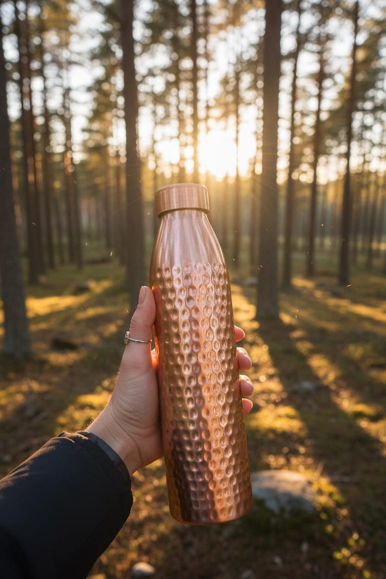 Vattenflaska i ren koppar 1000 ml | Handhamrad | Designad i Norge | Antibakteriell och ayurvedisk bild 1