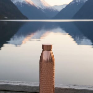 Vattenflaska i ren koppar 1000 ml | Handhamrad | Designad i Norge | Antibakteriell och ayurvedisk bild 9