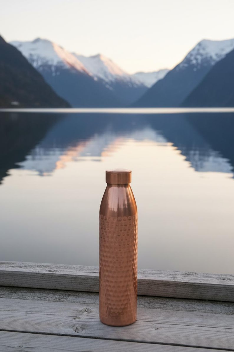 Vattenflaska i ren koppar 1000 ml | Handhamrad | Designad i Norge | Antibakteriell och ayurvedisk bild 9