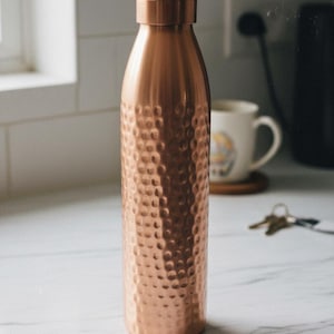 Vattenflaska i ren koppar 1000 ml | Handhamrad | Designad i Norge | Antibakteriell och ayurvedisk bild 7