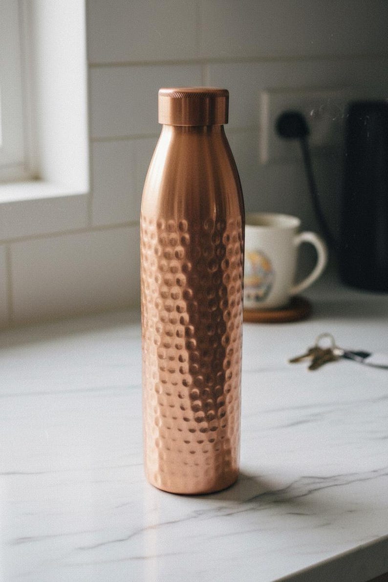 Vattenflaska i ren koppar 1000 ml | Handhamrad | Designad i Norge | Antibakteriell och ayurvedisk bild 7
