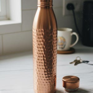 Vattenflaska i ren koppar 1000 ml | Handhamrad | Designad i Norge | Antibakteriell och ayurvedisk bild 8