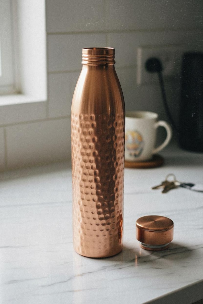 Vattenflaska i ren koppar 1000 ml | Handhamrad | Designad i Norge | Antibakteriell och ayurvedisk bild 8