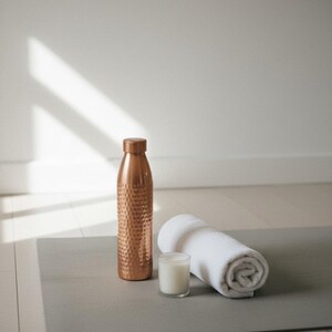 Vattenflaska i ren koppar 1000 ml | Handhamrad | Designad i Norge | Antibakteriell och ayurvedisk bild 12