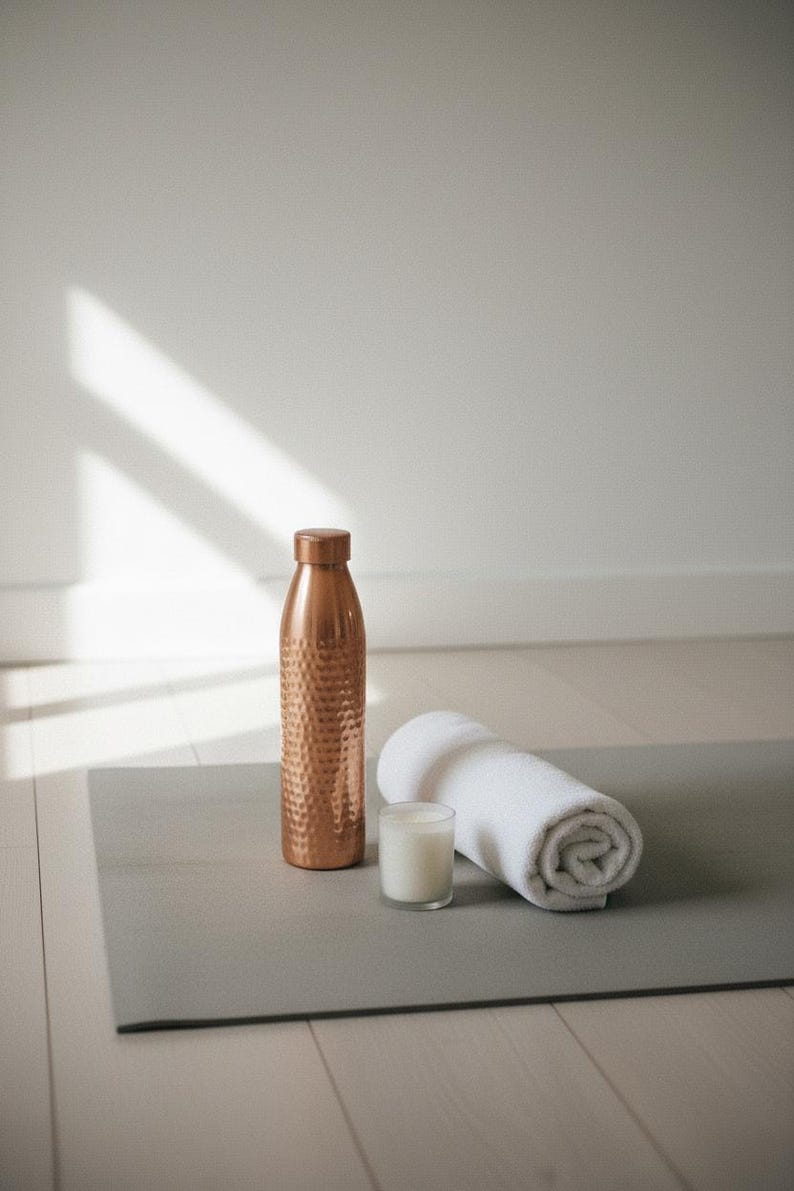 Vattenflaska i ren koppar 1000 ml | Handhamrad | Designad i Norge | Antibakteriell och ayurvedisk bild 12