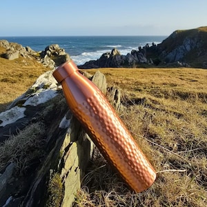 Vattenflaska i ren koppar 1000 ml | Handhamrad | Designad i Norge | Antibakteriell och ayurvedisk bild 3