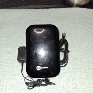 Può includere: Un set di tre tazze in ceramica con finitura opaca e macchiettata. Le tazze sono nei toni del crema, grigio chiaro e grigio scuro. Ogni tazza ha un design semplice e minimalista.