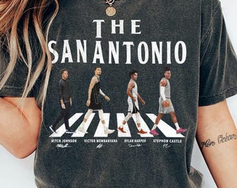 San Antonio Walking Signatures Comfort Colors baskettröja, Wembanyama Castle Harper baskettröja unisex