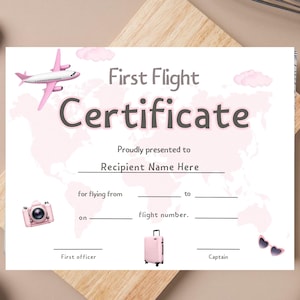 Puede incluir: Certificado de "Primer Vuelo" rosa y blanco con un fondo de mapa del mundo. El certificado incluye ilustraciones de un avión, una cámara, una maleta y gafas de sol. El texto incluye campos para el nombre del destinatario y detalles del vuelo.