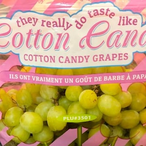 Może przedstawiać: Różowa i biała torba z winogronami Cotton Candy. Na torbie widnieje napis "they really do taste like Cotton Candy" i "Cotton Candy Grapes". Winogrona są zielone i żółte.