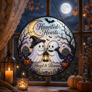 Attrape-soleil personnalisé pour couple fantôme d'Halloween, tenture de style vitrail coeurs hantés, prénoms personnalisés date, cadeau effrayant