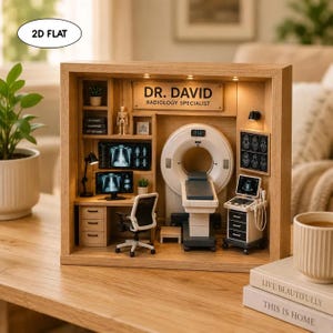 Könnte beinhalten: Ein hölzernes Schattenbox-Diorama einer Radiologiepraxis mit einem CT-Scanner, einem Schreibtisch mit Monitoren, die Röntgenbilder zeigen, einem Bürostuhl, einem Ultraschallwagen und einem Schild mit der Aufschrift DR. DAVID RADIOLOGY SPECIALIST.