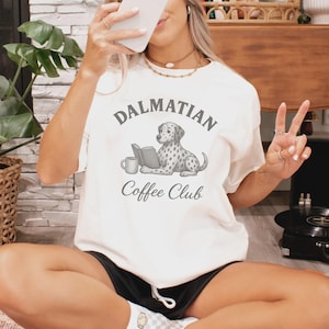 Maglietta con stampa di un dalmata e caffè, maglietta divertente per amanti dei cani, regalo per mamme di cani, ragazze Java, maglietta grafica vintage con cane disegnato a mano, maglietta per fan del dalmata e amanti del caffè
