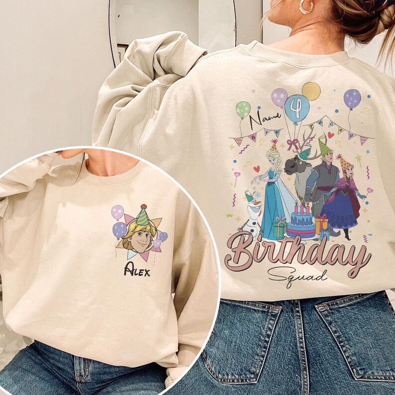 Puede incluir: Sudadera beige con un gr&aacute;fico de fiesta de cumplea&ntilde;os de dibujos animados y el texto "Birthday Squad". El dise&ntilde;o incluye personajes, globos y una tarta. La parte delantera de la sudadera tiene un gr&aacute;fico de dibujos animados y el nombre "Alex".