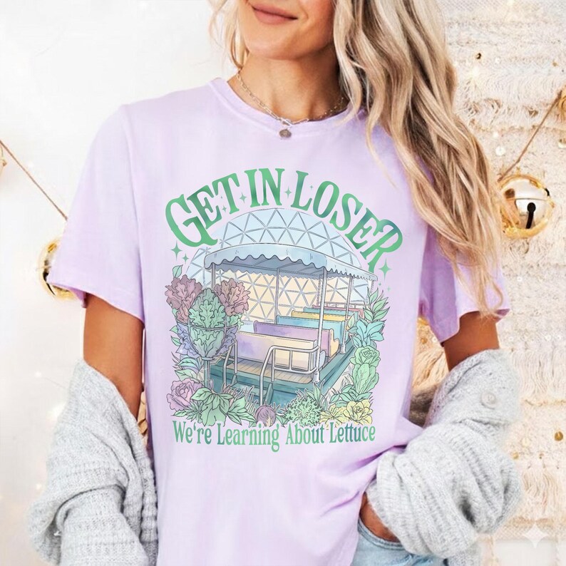 Puede incluir: Un letrero de madera hecho a mano con el texto "Welcome to our home" en un estilo manuscrito. El letrero est&aacute; pintado de blanco con letras negras y un acabado envejecido, ideal para la decoraci&oacute;n del hogar.