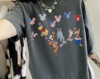 Camisetas retro de Winnie the Pooh y sus amigos por el 250 aniversario de Estados Unidos, camiseta de Pooh con globos del 4 de julio, camiseta de Pooh con la bandera de EE. UU., camiseta del Día de la Independencia.