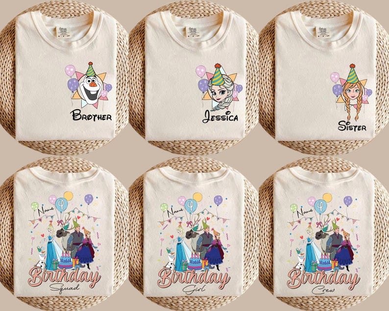 Puede incluir: Camisetas de color crema con gr&aacute;ficos de dibujos animados coloridos de personajes y texto de la pel&iacute;cula Frozen. Los dise&ntilde;os incluyen a Olaf, Elsa, Anna y texto con tem&aacute;tica de cumplea&ntilde;os. Cada camiseta est&aacute; doblada sobre una estera tejida.