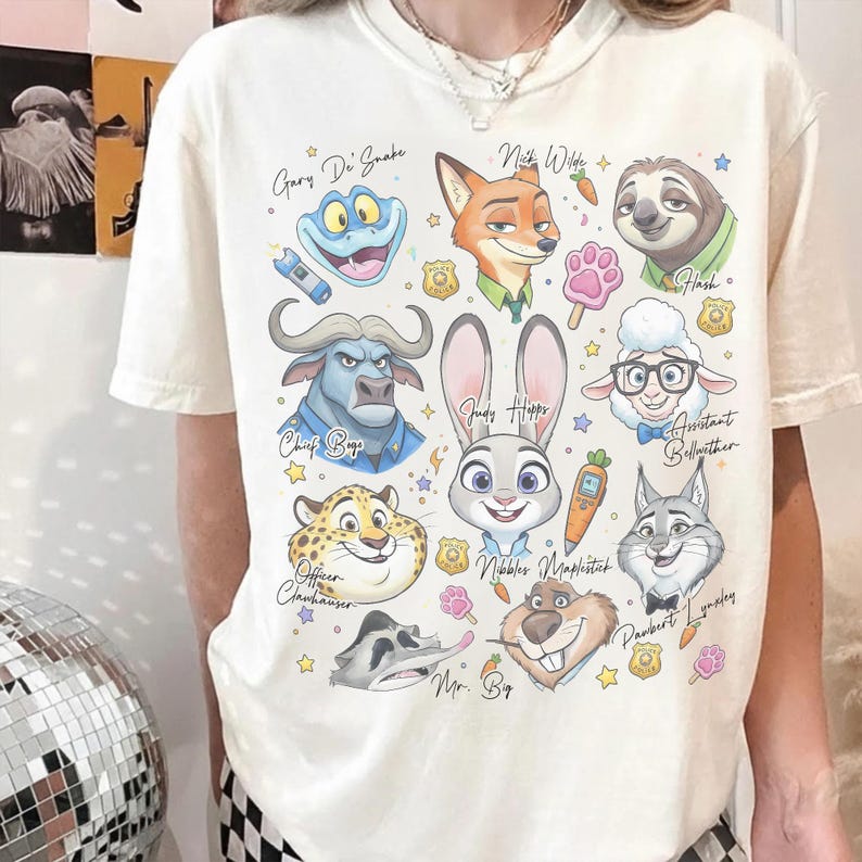 Op de afbeelding: Een rustiek houten bord met de tekst "Welcome to our home" in witte letters. Het bord heeft een verweerde afwerking en een eenvoudig, uitnodigend ontwerp, ideaal voor een veranda of entree.