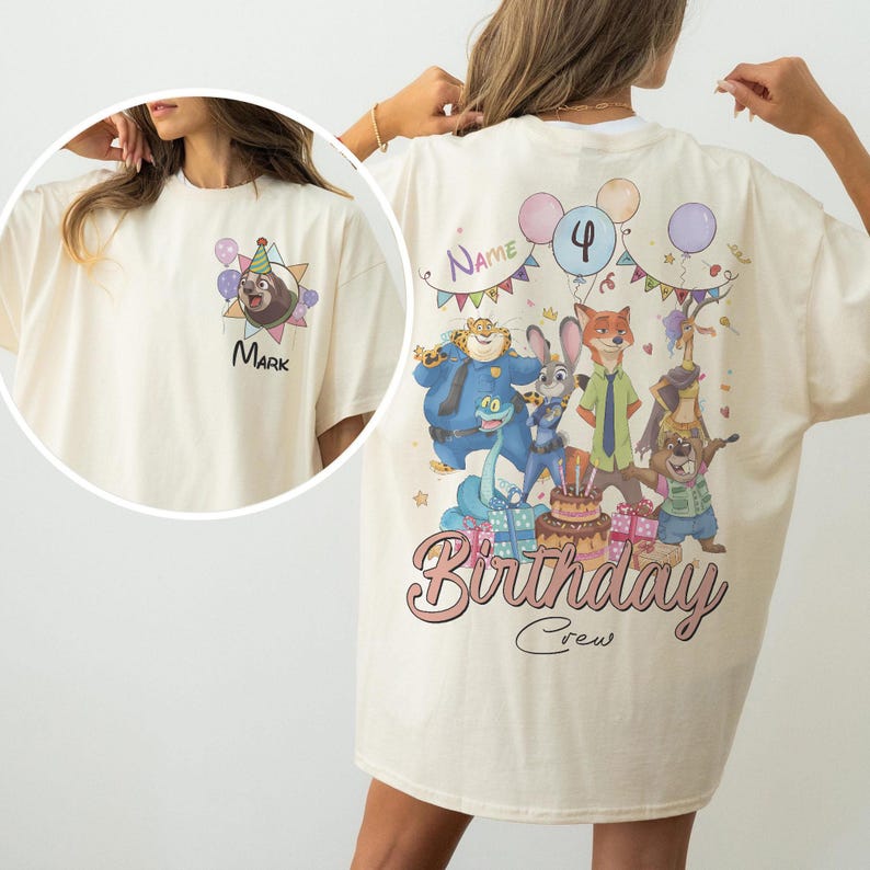 Pode incluir: Camiseta creme com um design de desenho animado colorido. A frente tem uma pregui&ccedil;a com bal&otilde;es e o nome "Mark". A parte de tr&aacute;s exibe uma cena de anivers&aacute;rio com personagens, bal&otilde;es e as palavras "Birthday Crew".